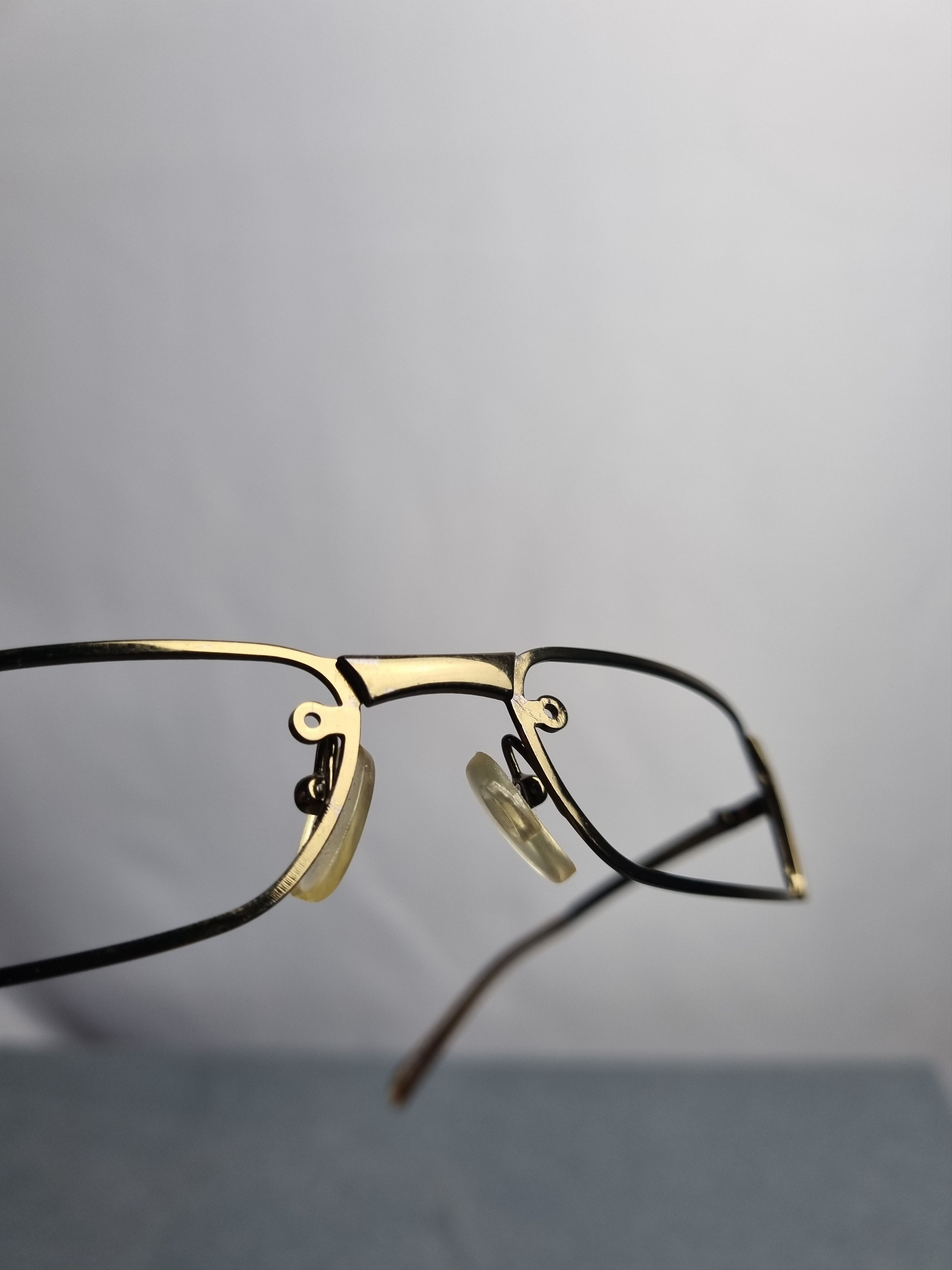 Gucci 90s Gold Frame of Gucci Gravure Vintage Sunglasses Size ONE SIZE - 4 Thumbnail