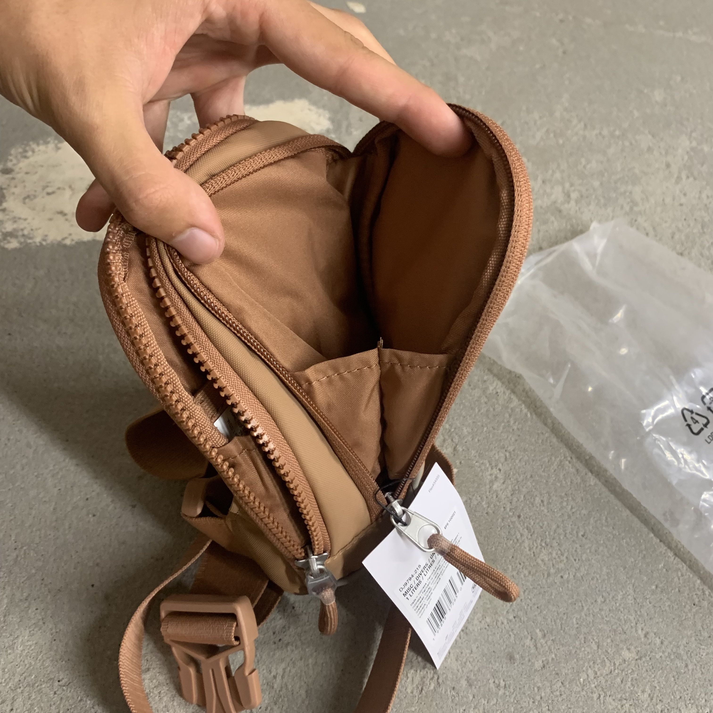Nike Nike Sportwear Essentials Crossbody Bag (1L) Size ONE SIZE - 7 Thumbnail