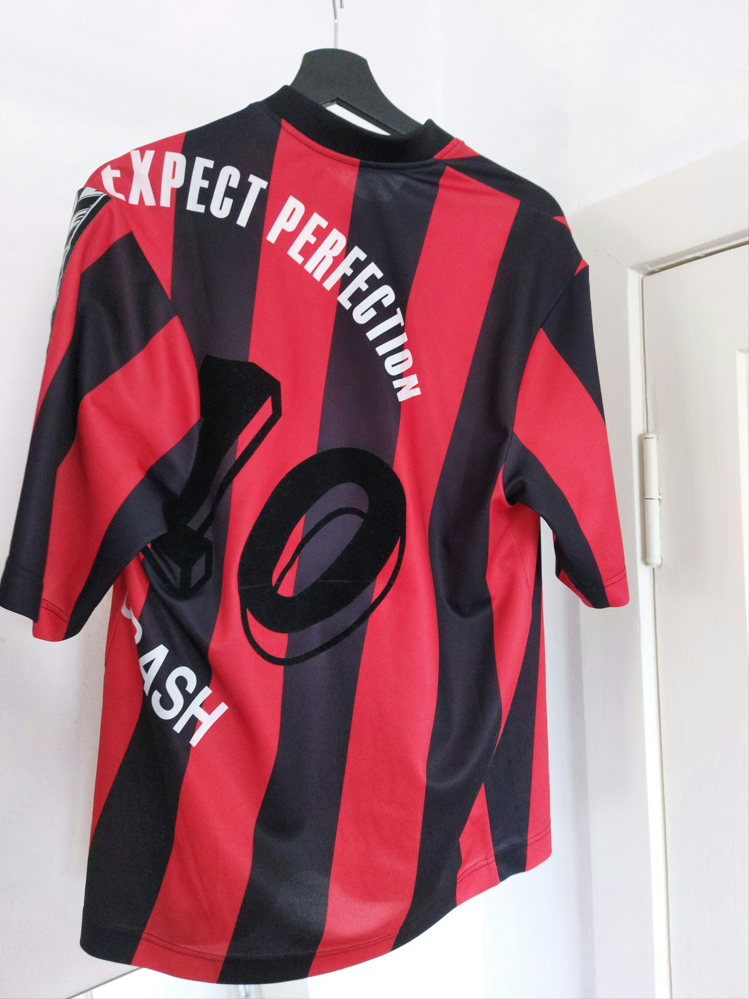 Martine Rose Asymmetric Stripe Twisted Logo Football Top Size US M / EU 48-50 / 2 - 2 Thumbnail