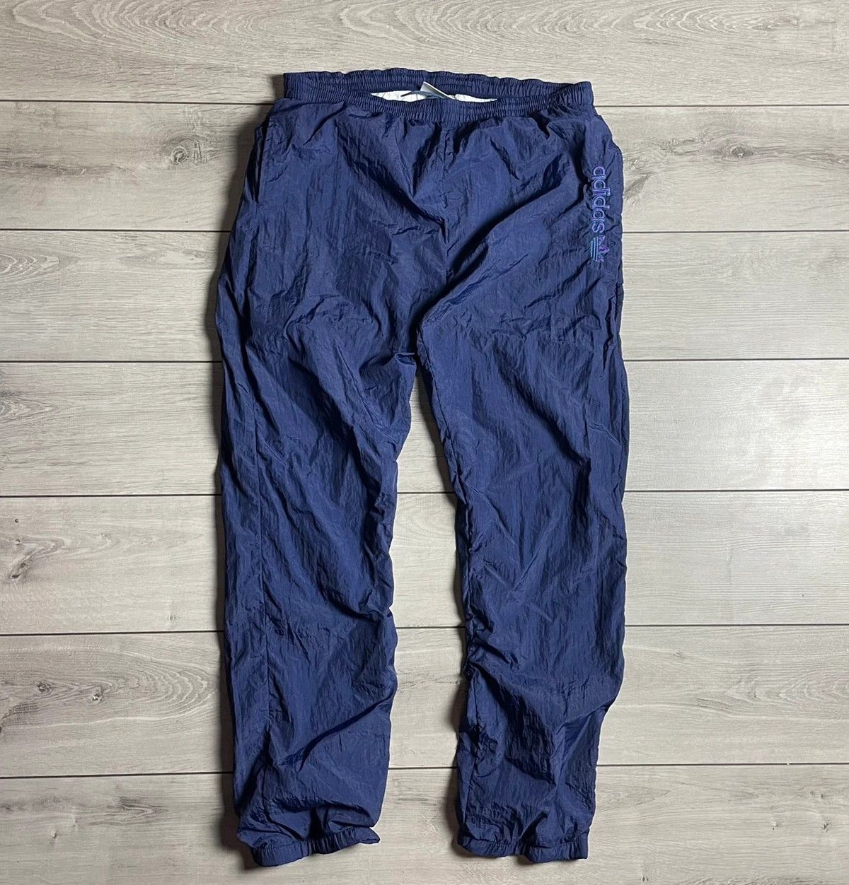 Adidas Adidas casual pants nylon embroidered logo size 36 vintage Size US 36 / EU 52 - 1 Thumbnail