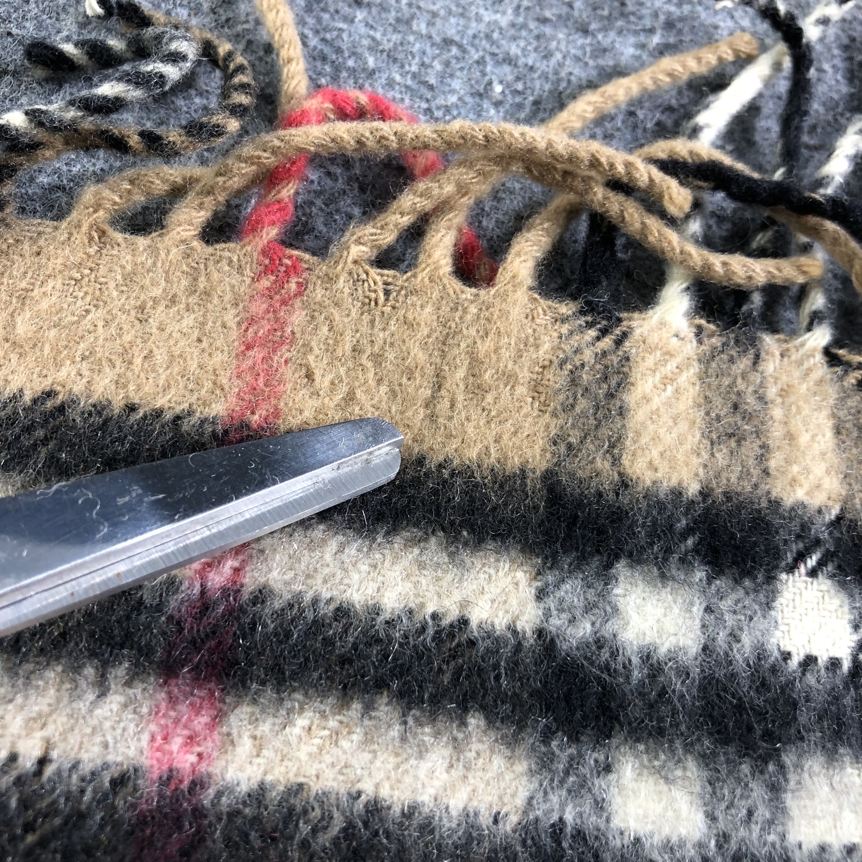Burberry Burberrys Nova Check Tan Cashmere Scarf Muffler V2150 Size ONE SIZE - 19 Thumbnail