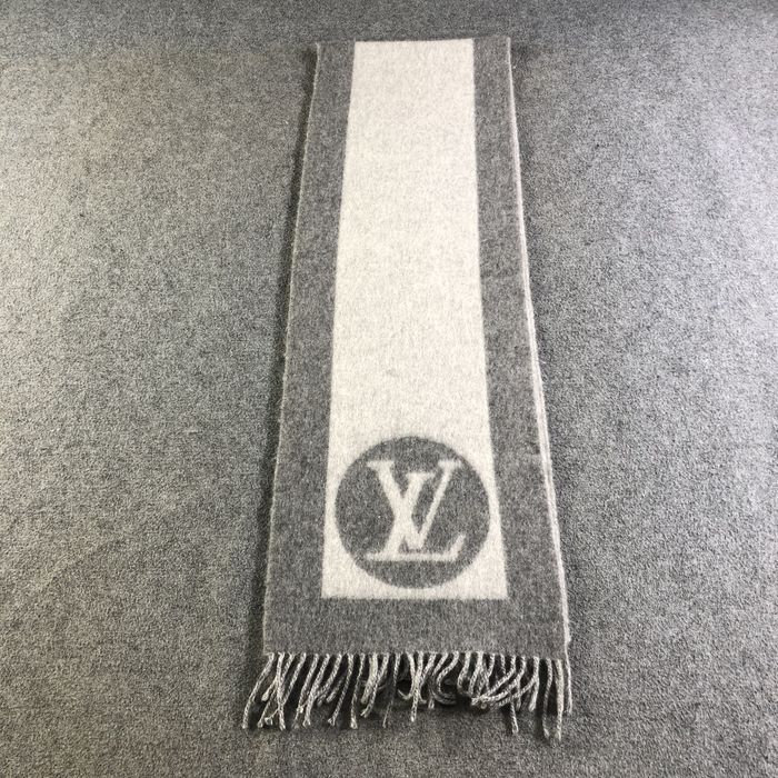 Louis Vuitton Cardiff Scarf Grey Wool