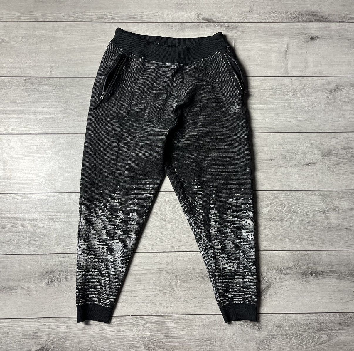 Adidas Adidas sweatpants city print size M-L Size US 32 / EU 48 - 1 Thumbnail