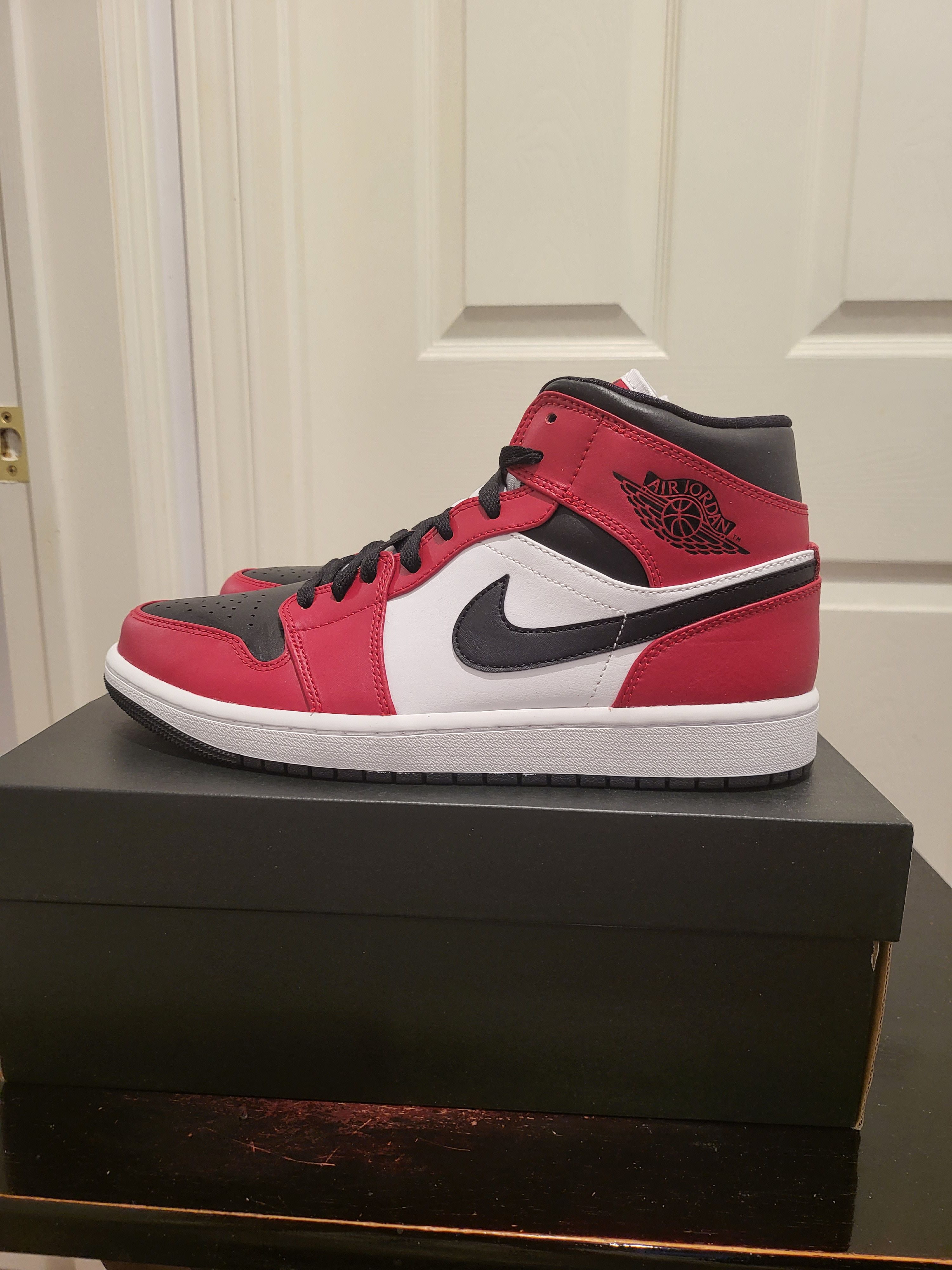 Nike Air Jordan 1 Mid Chicago Toe Size US 9 / EU 42 - 4 Thumbnail