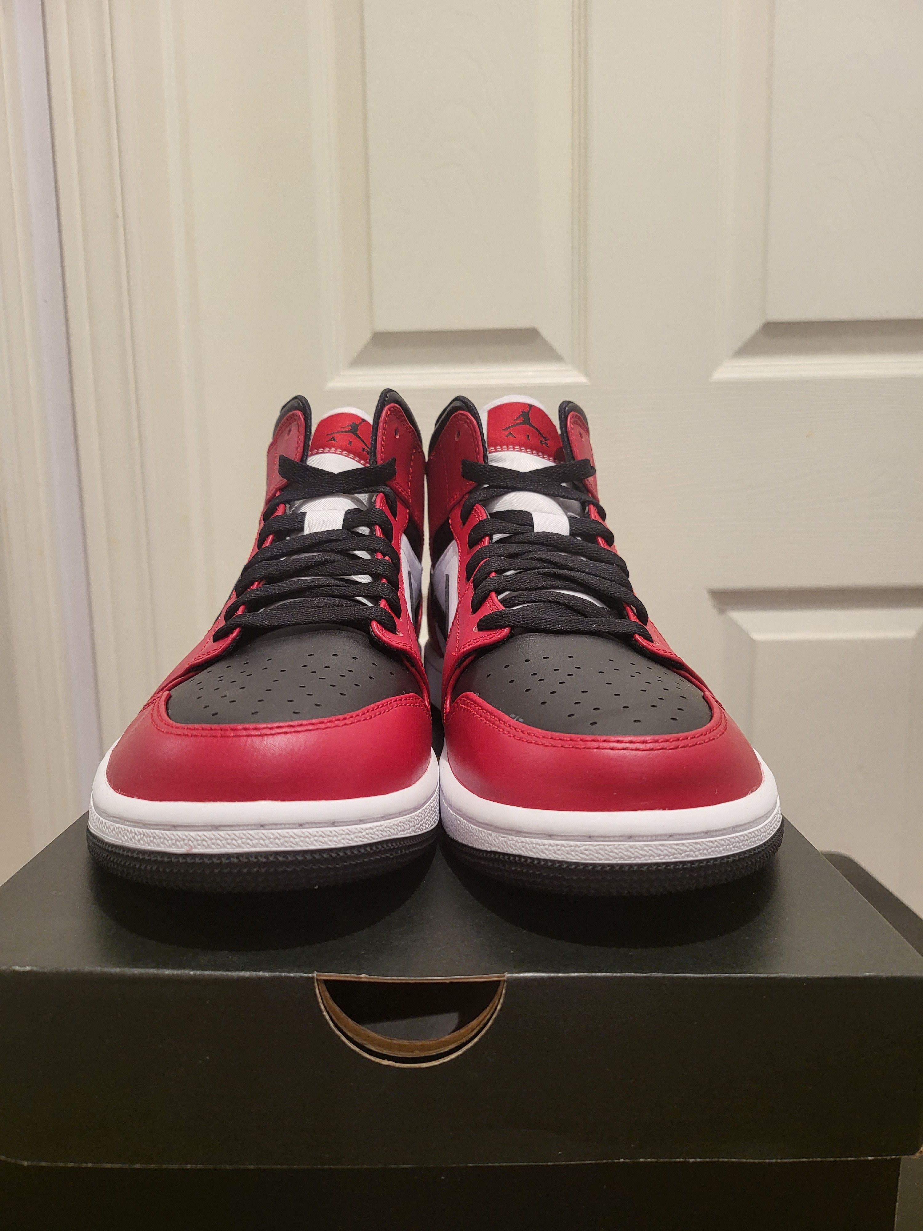 Nike Air Jordan 1 Mid Chicago Toe Size US 9 / EU 42 - 2 Thumbnail