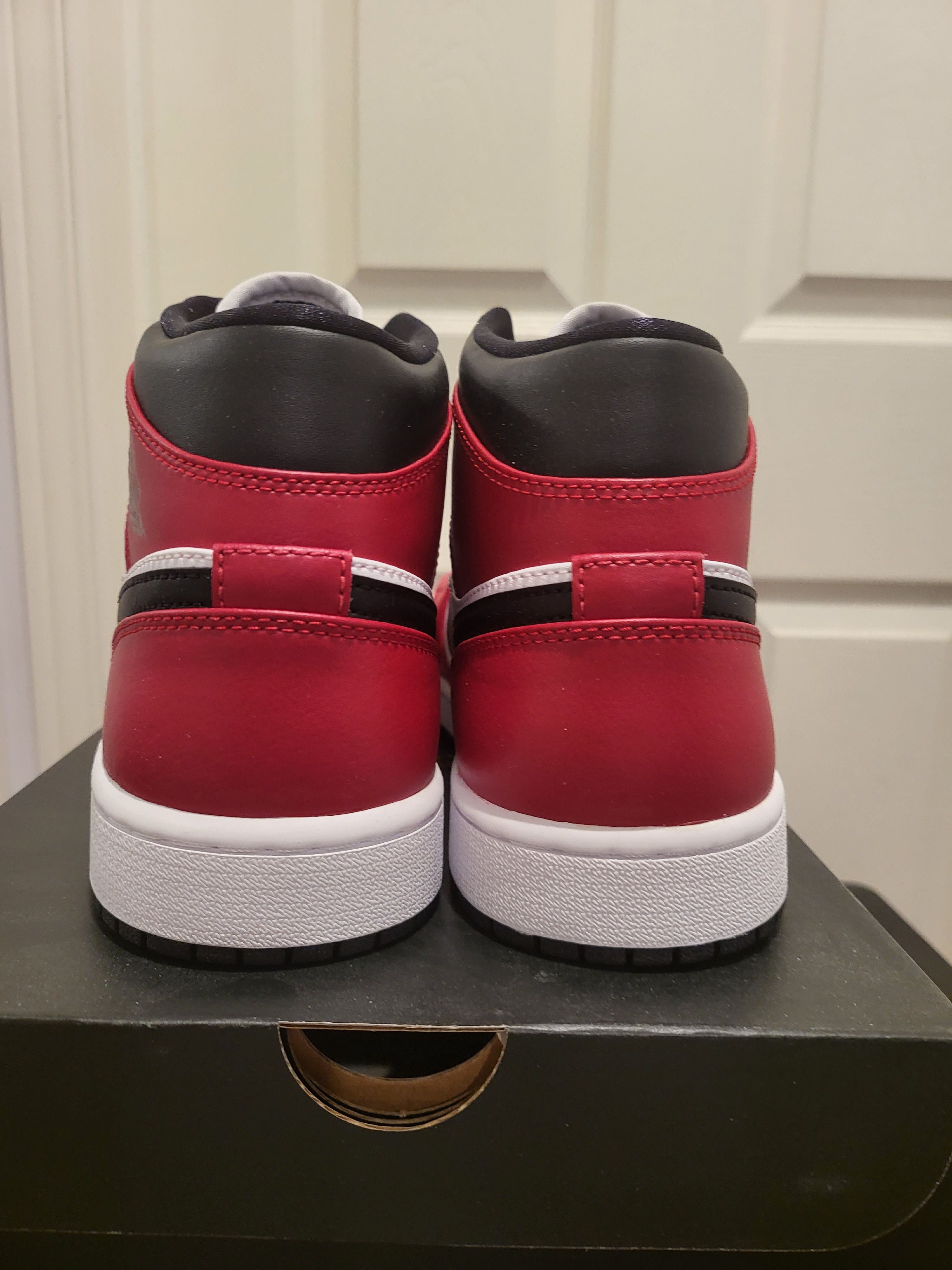 Nike Air Jordan 1 Mid Chicago Toe Size US 9 / EU 42 - 6 Thumbnail
