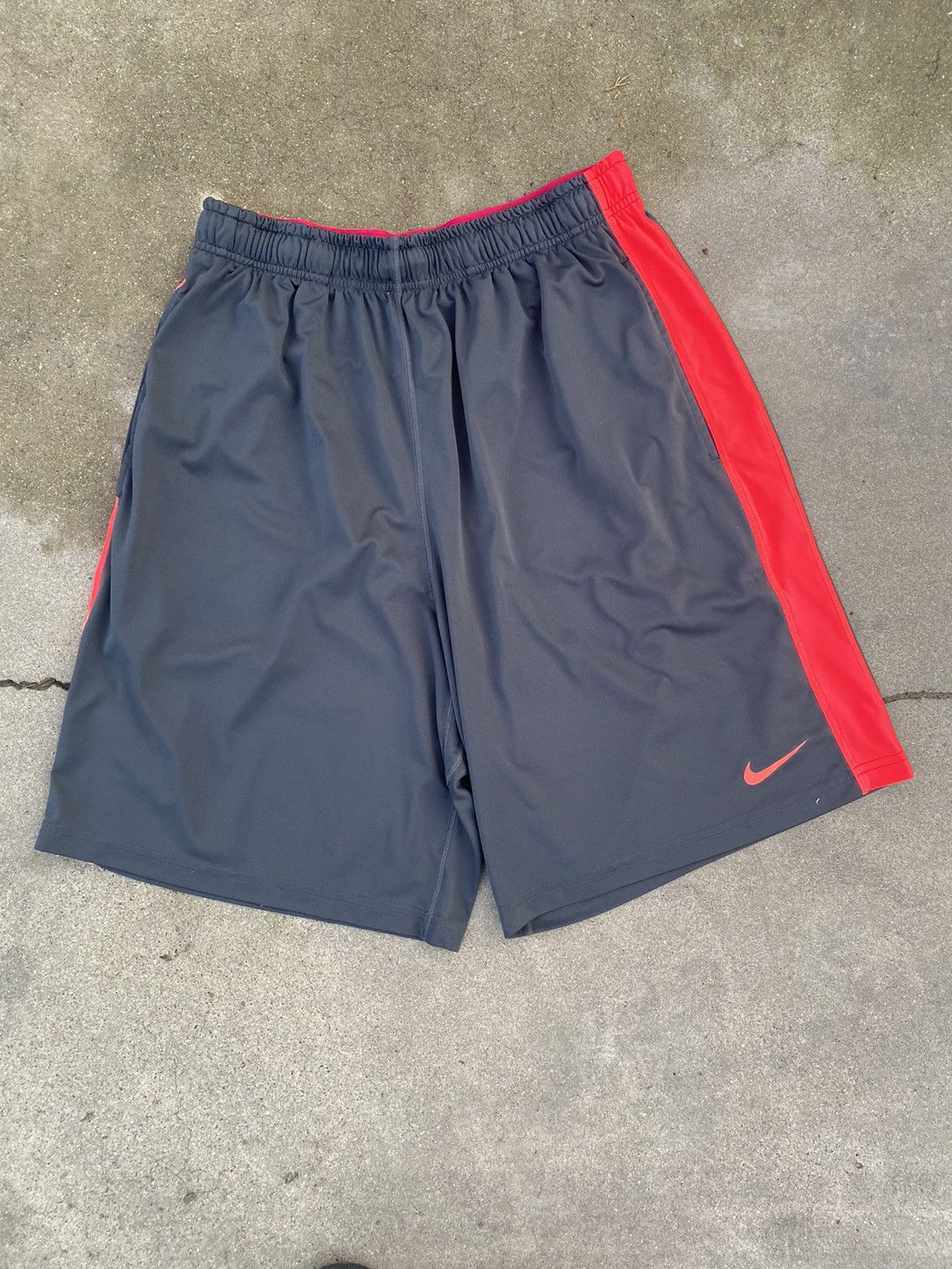 Nike Vinatge Nike basketball shorts Size US 34 / EU 50 - 1 Thumbnail