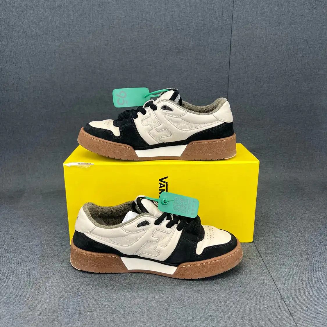 Fendi FENDI white synthetic Women's casual sneakers 37.5 Size US 7.5 / IT 37.5 - 7 Thumbnail