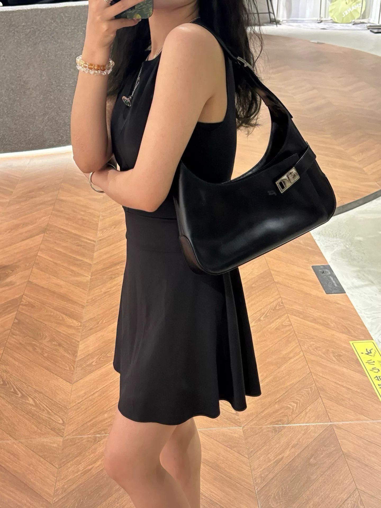 Salvatore Ferragamo Ferragamo Black U-shaped Hobo Box Leather Bag Size ONE SIZE - 9 Thumbnail