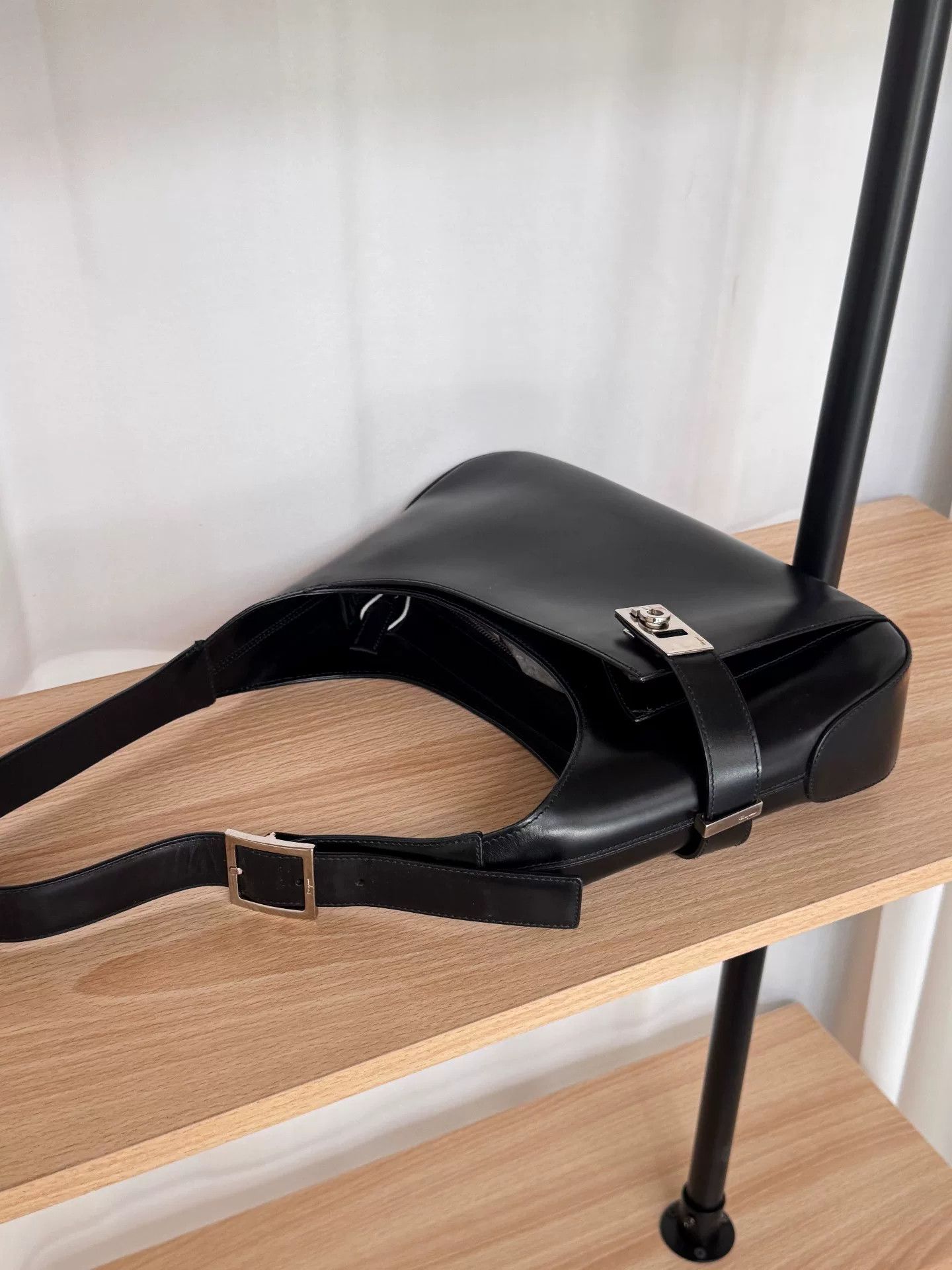 Salvatore Ferragamo Ferragamo Black U-shaped Hobo Box Leather Bag Size ONE SIZE - 2 Thumbnail