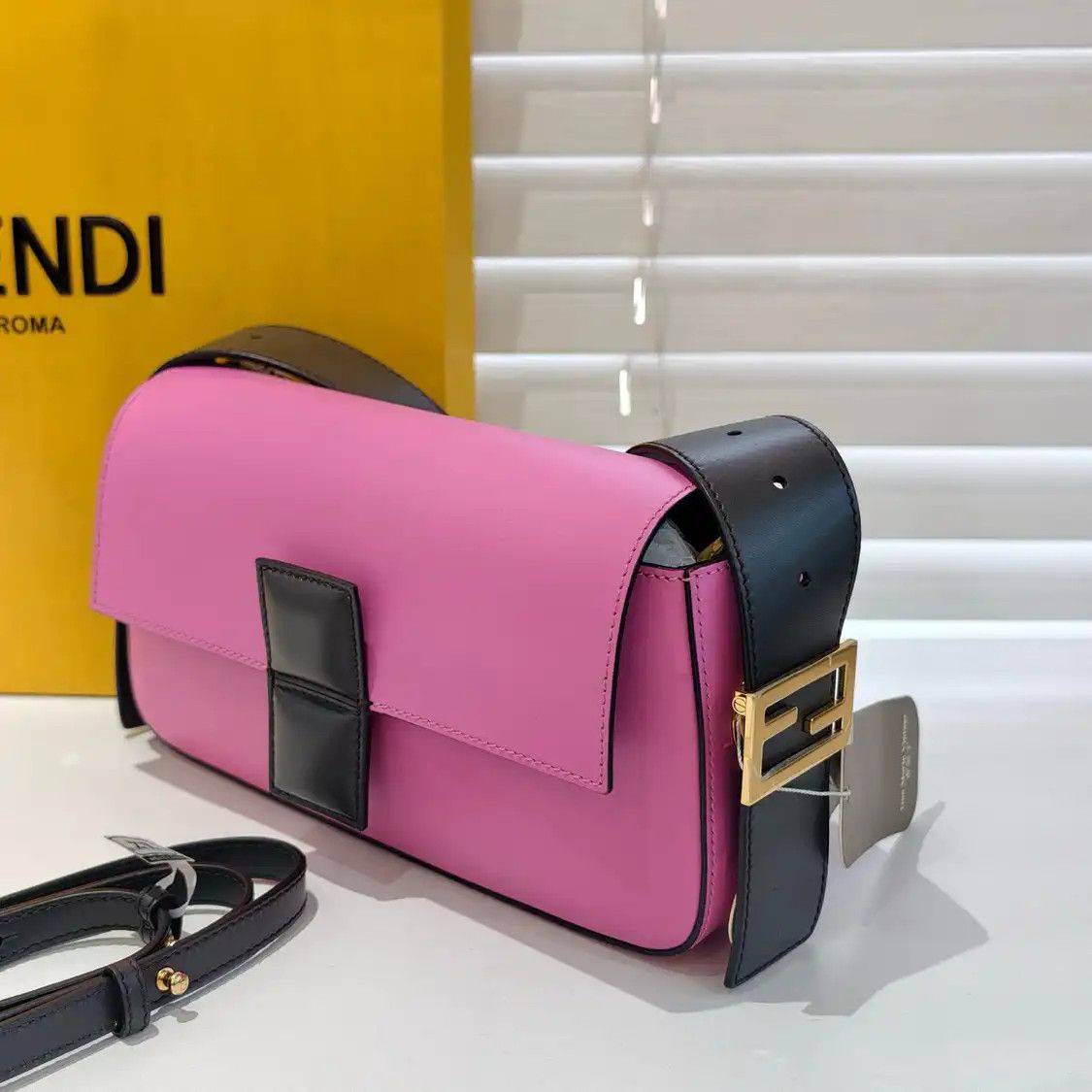 Fendi FENDI Baguette pink leather crossbody bag Size ONE SIZE - 3 Thumbnail