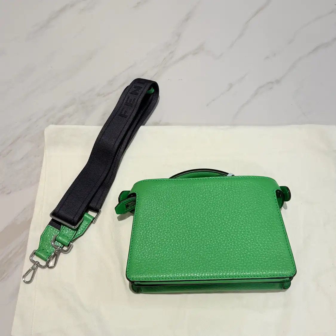 Fendi FENDI Peekaboo Essential Small green cowhide leather crossbody bag silver hardwa Size ONE SIZE - 6 Thumbnail