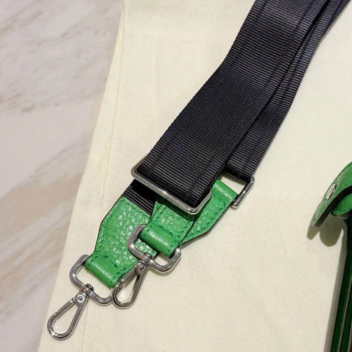Fendi FENDI Peekaboo Essential Small green cowhide leather crossbody bag silver hardwa Size ONE SIZE - 3 Thumbnail