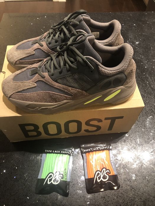 Yeezy 700 hot sale mauve laces