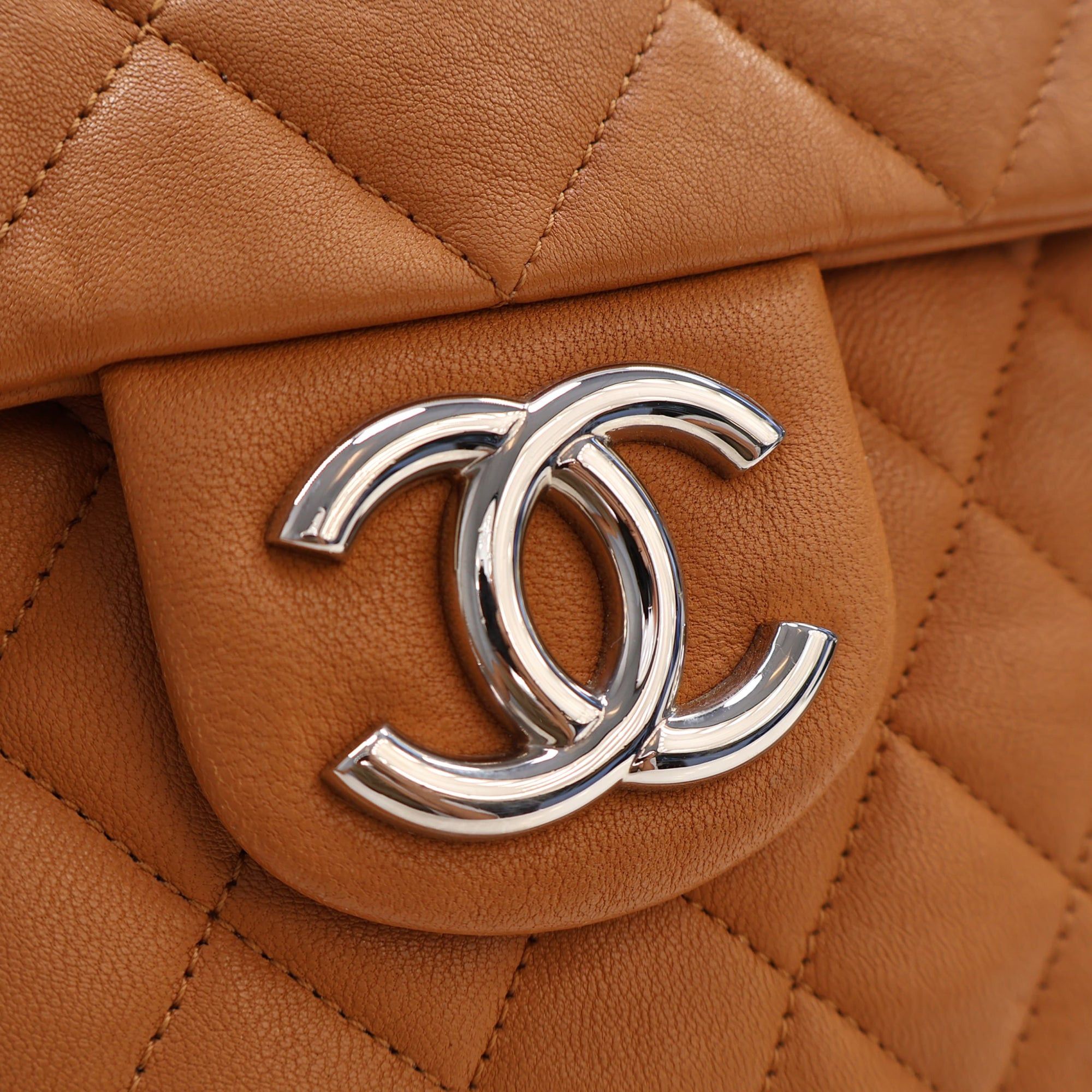 Chanel Maxi Quilted Washed Lambskin Chain Around Flap Size ONE SIZE - 4 Thumbnail