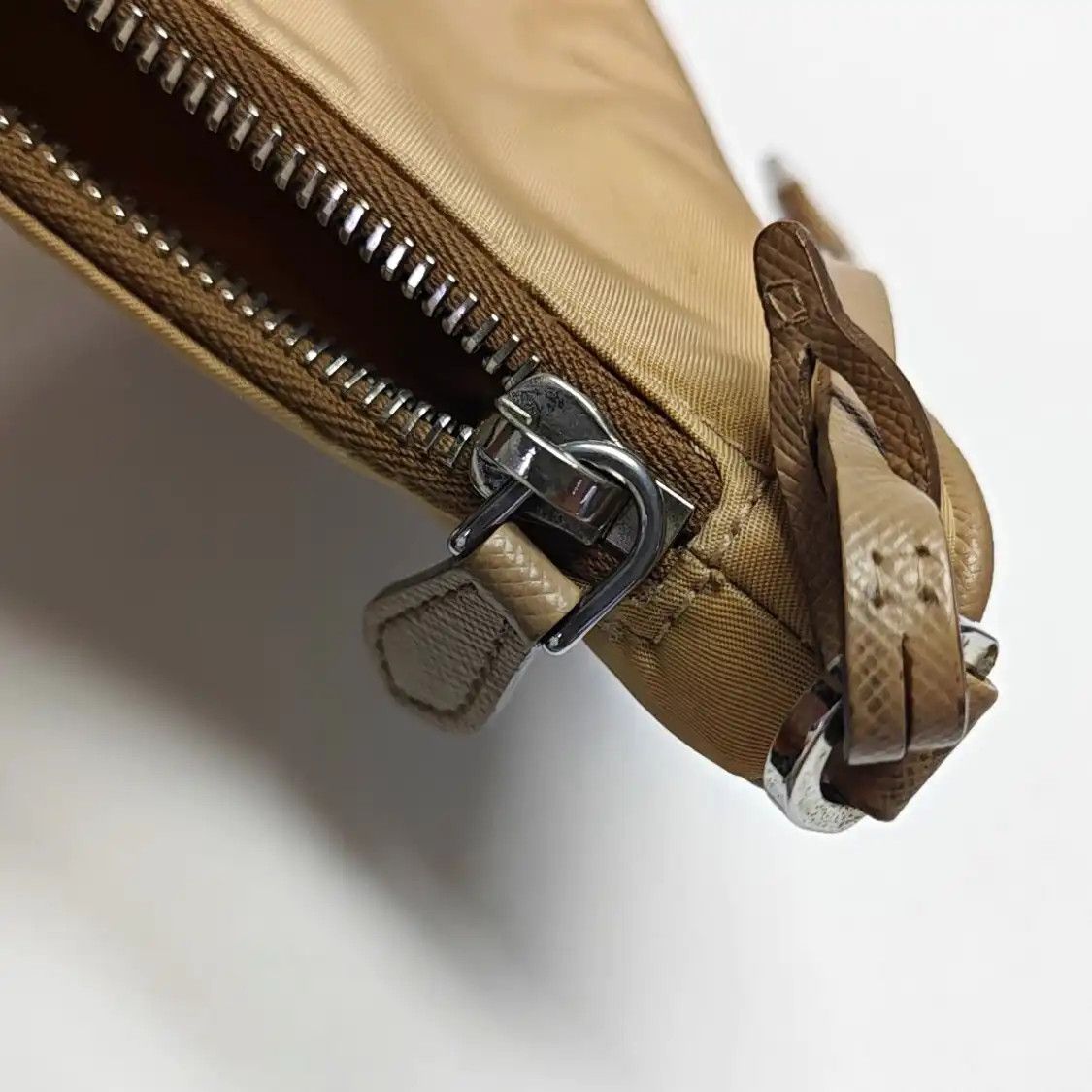 Prada PRADA Re-Edition 2005 khaki nylon logo shoulder bag crossbody bag silver hardwar Size ONE SIZE - 15 Thumbnail