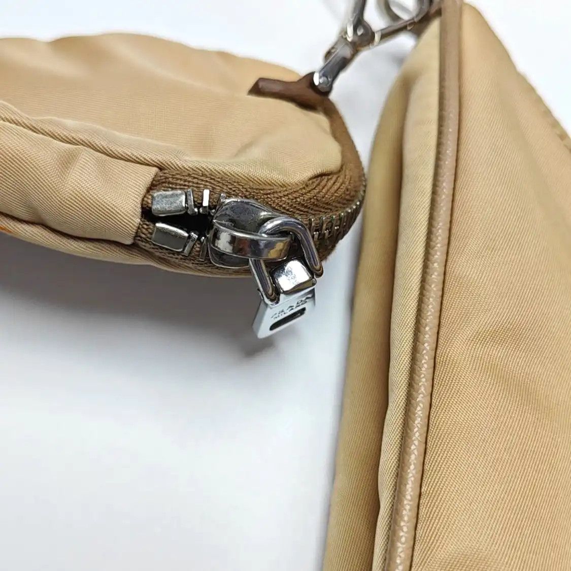 Prada PRADA Re-Edition 2005 khaki nylon logo shoulder bag crossbody bag silver hardwar Size ONE SIZE - 17 Thumbnail