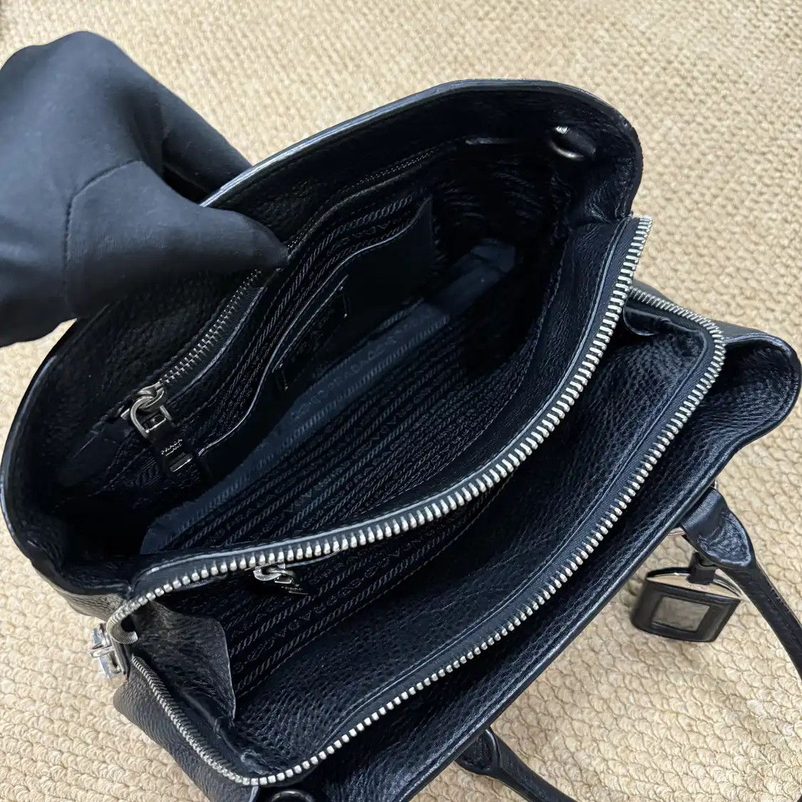 Prada PRADA Vitello black cowhide leather logo crossbody bag detachable strap Size ONE SIZE - 8 Thumbnail