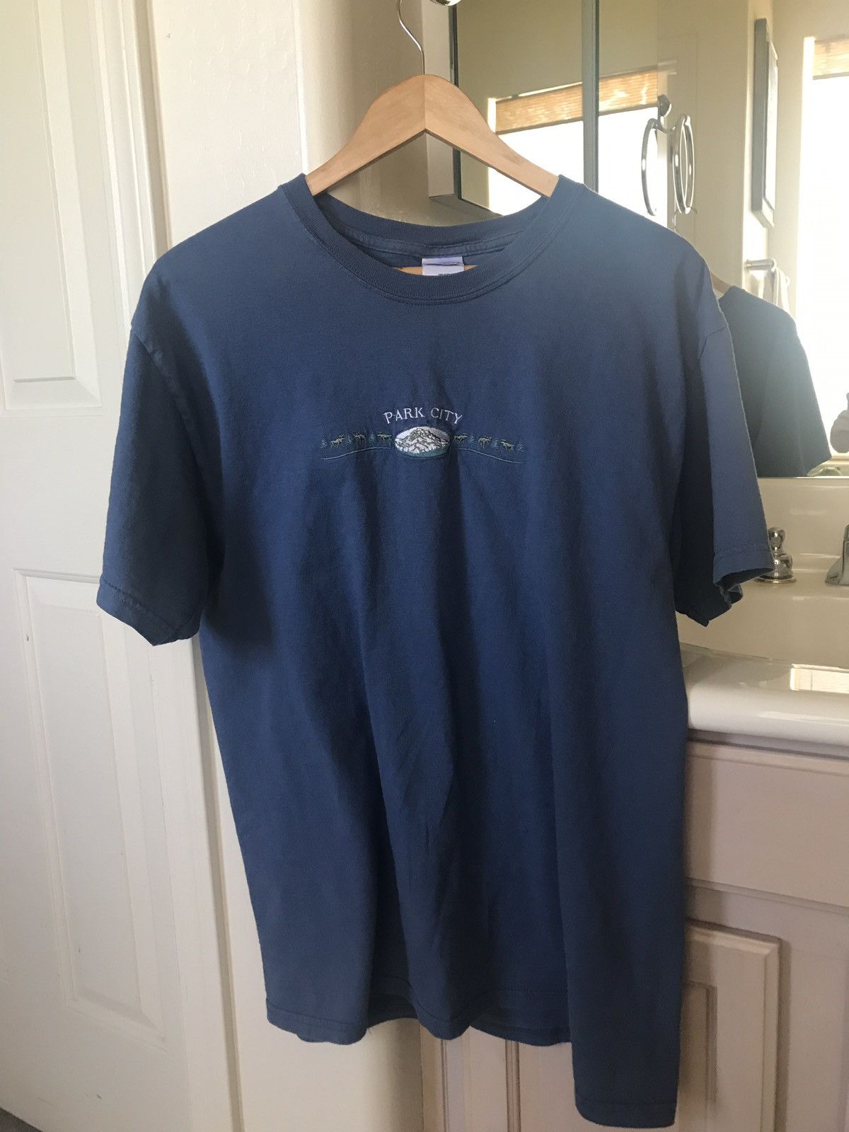 Vintage Vintage One Stitch Embroidered Tee Size US L / EU 52-54 / 3 - 4 Thumbnail