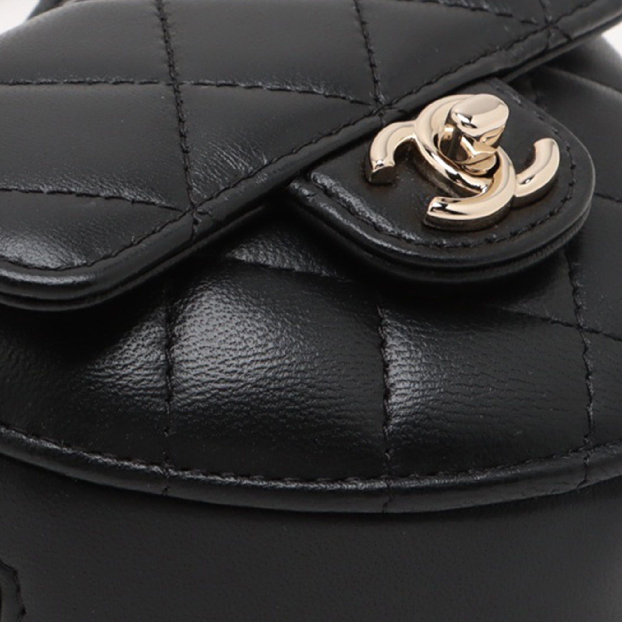 Chanel Lambskin CC in Love Heart Belt Bag Size ONE SIZE - 7 Thumbnail