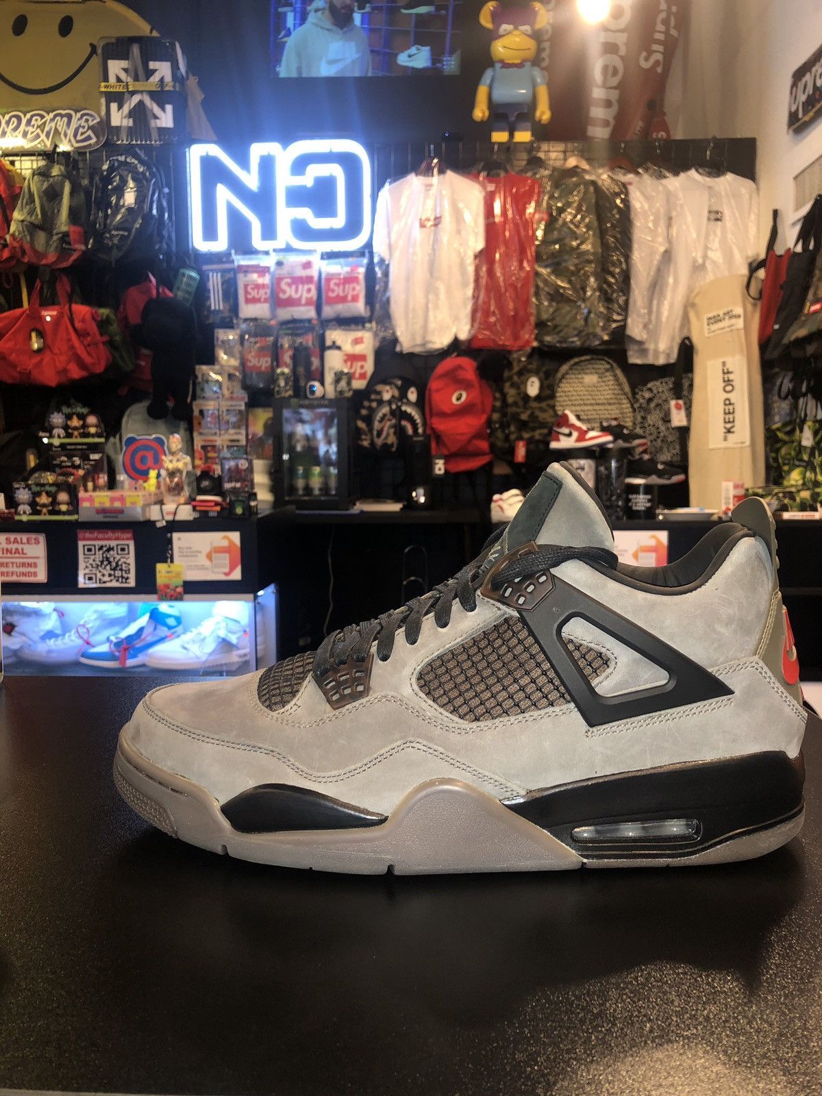 Air Jordan 4 Retro "TRAVIS SCOTT FRIENDS AND FAMILY" SAMPLE