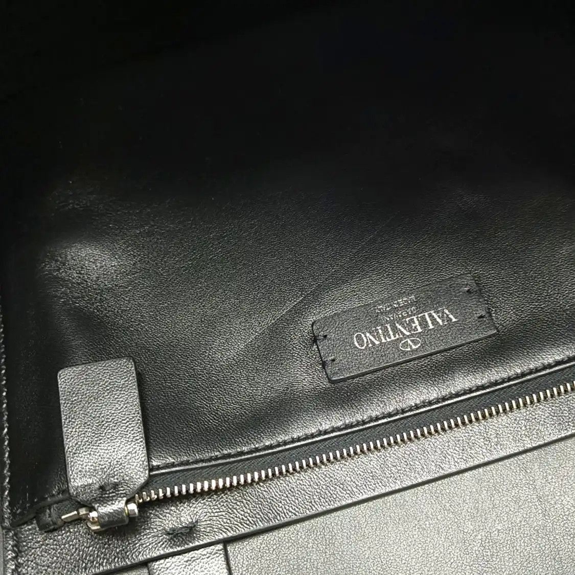 Valentino VALENTINO Vlogo Signatur black cowhide leather handbag silver hardware Size ONE SIZE - 12 Thumbnail