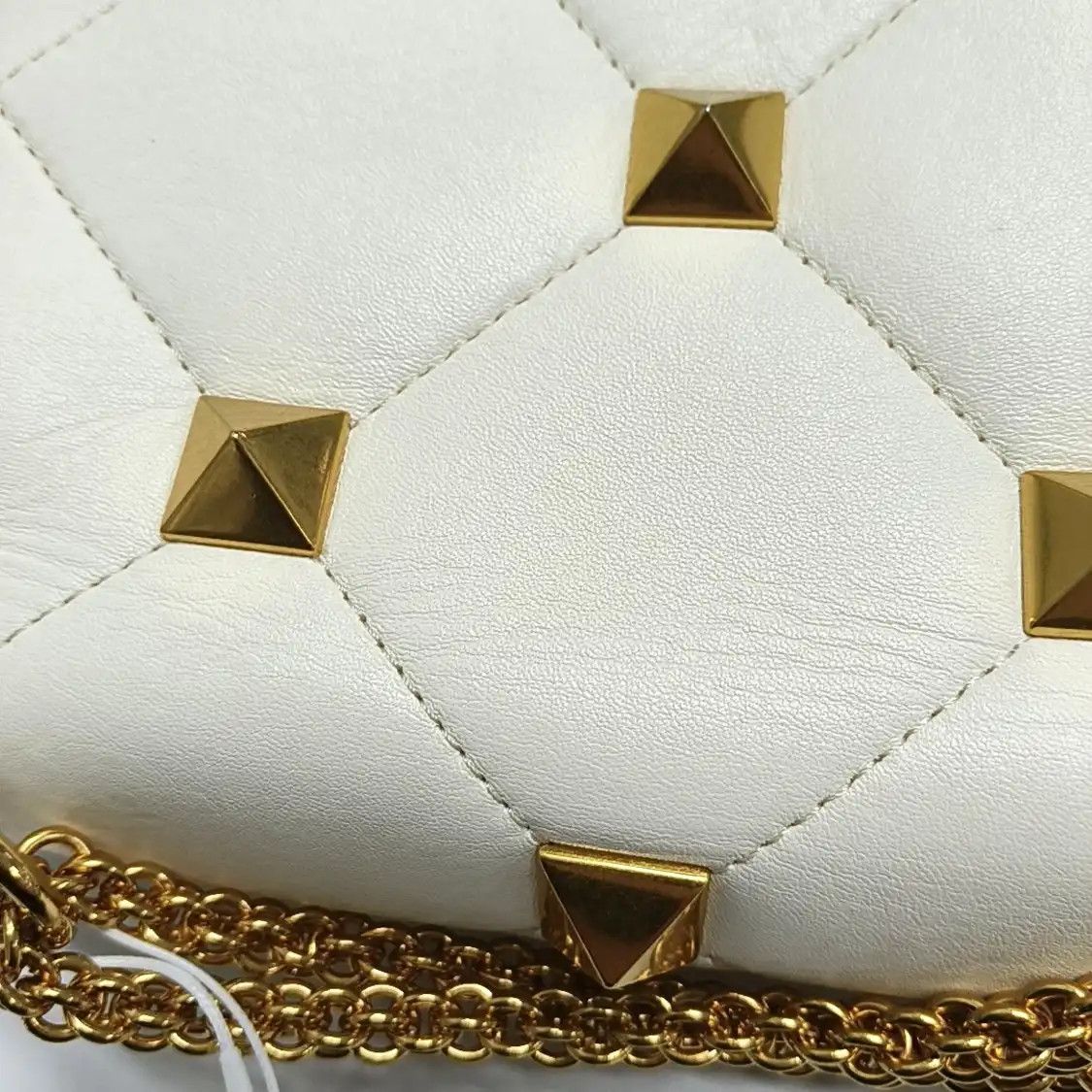 Valentino VALENTINO Roman Stud Small white sheepskin stud quilted crossbody bag gold hardw Size ONE SIZE - 16 Thumbnail