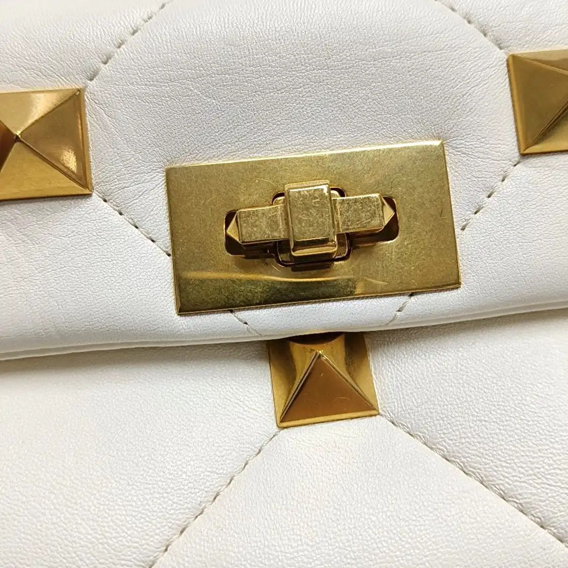 Valentino VALENTINO Roman Stud Small white sheepskin stud quilted crossbody bag gold hardw Size ONE SIZE - 9 Thumbnail