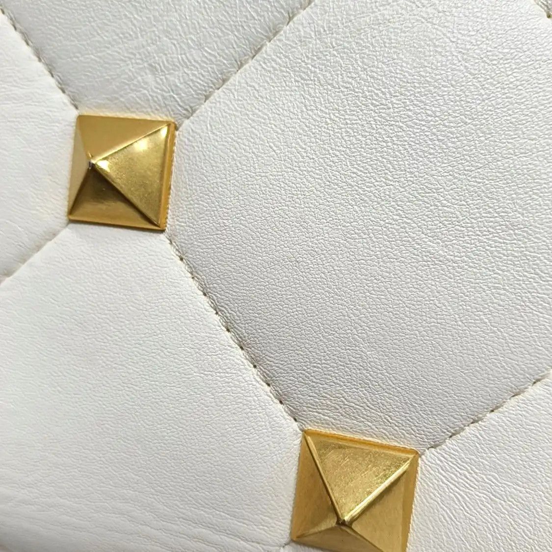 Valentino VALENTINO Roman Stud Small white sheepskin stud quilted crossbody bag gold hardw Size ONE SIZE - 17 Thumbnail