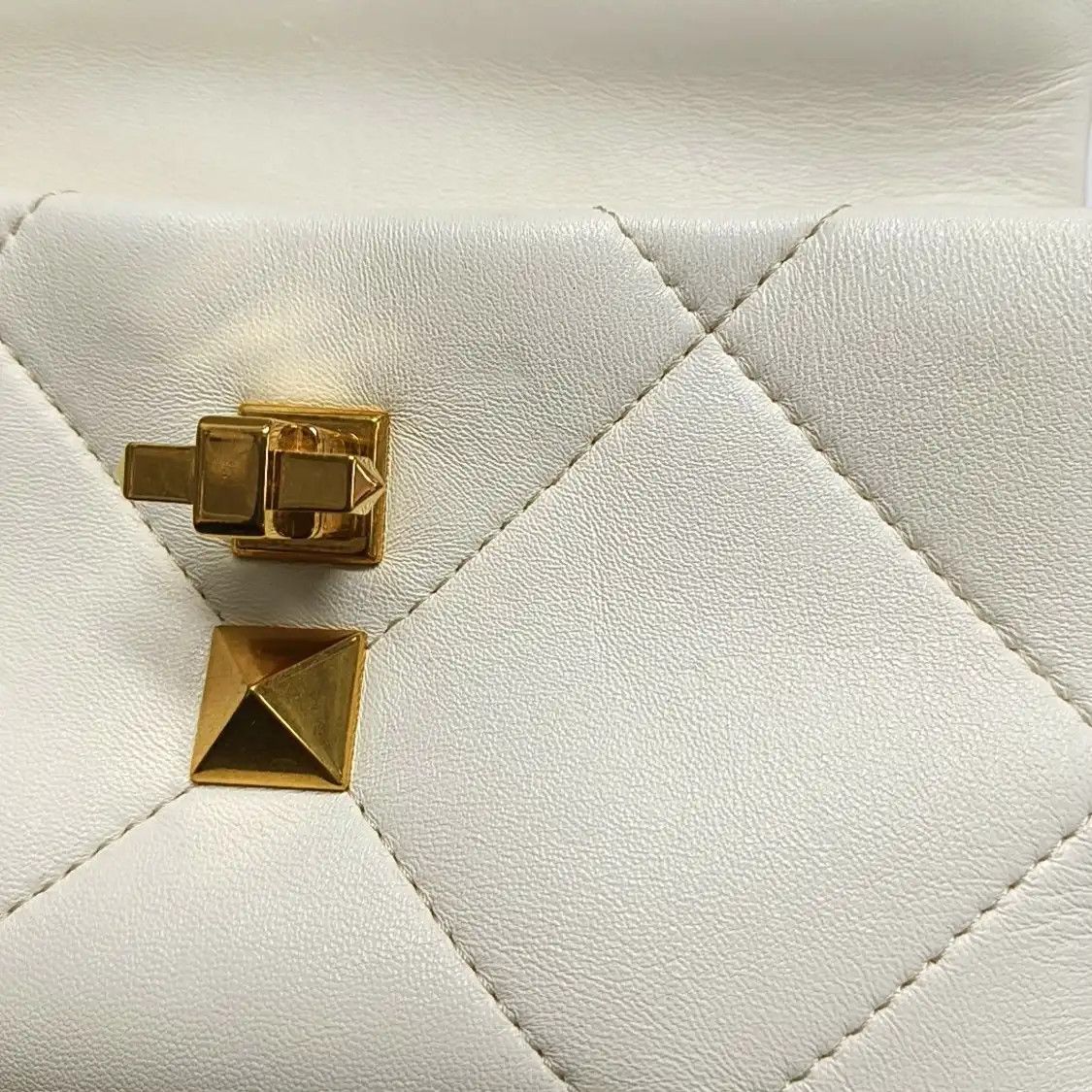 Valentino VALENTINO Roman Stud Small white sheepskin stud quilted crossbody bag gold hardw Size ONE SIZE - 12 Thumbnail