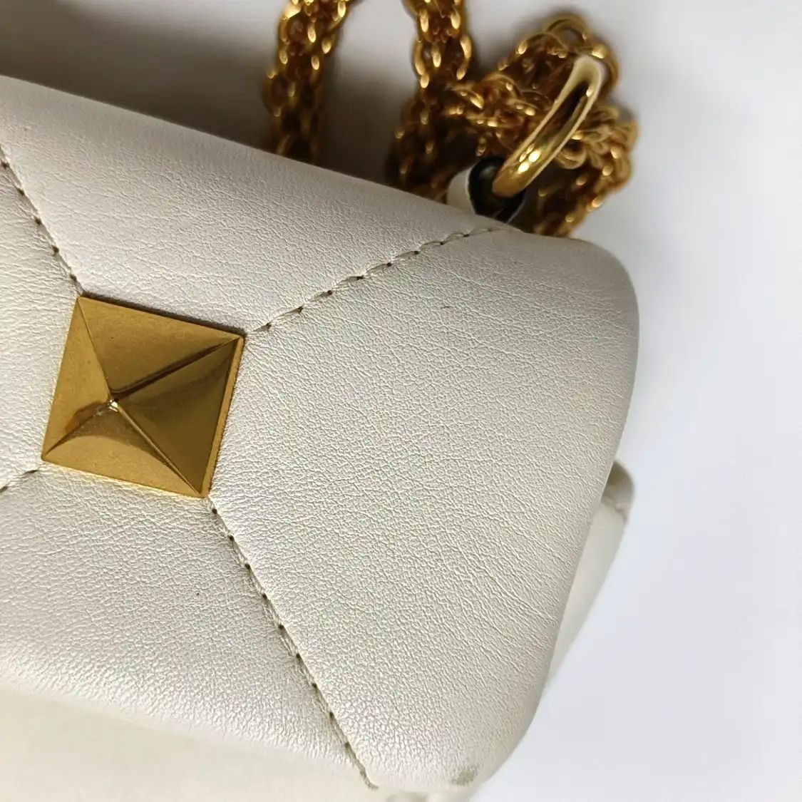 Valentino VALENTINO Roman Stud Small white sheepskin stud quilted crossbody bag gold hardw Size ONE SIZE - 10 Thumbnail