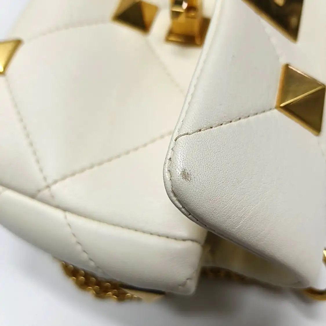 Valentino VALENTINO Roman Stud Small white sheepskin stud quilted crossbody bag gold hardw Size ONE SIZE - 14 Thumbnail