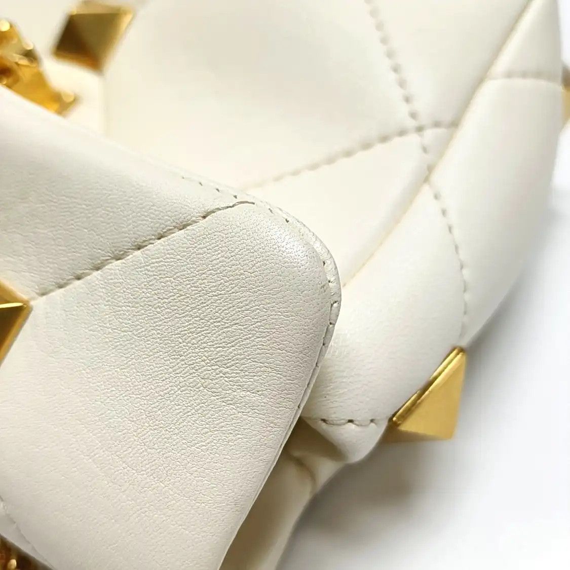 Valentino VALENTINO Roman Stud Small white sheepskin stud quilted crossbody bag gold hardw Size ONE SIZE - 13 Thumbnail