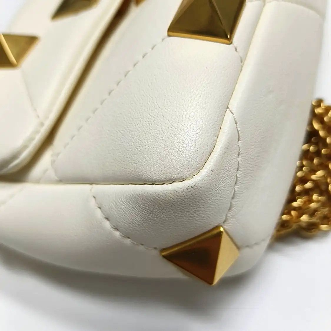 Valentino VALENTINO Roman Stud Small white sheepskin stud quilted crossbody bag gold hardw Size ONE SIZE - 19 Thumbnail