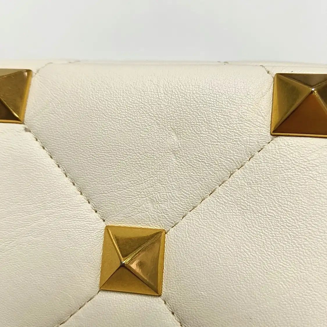 Valentino VALENTINO Roman Stud Small white sheepskin stud quilted crossbody bag gold hardw Size ONE SIZE - 18 Thumbnail