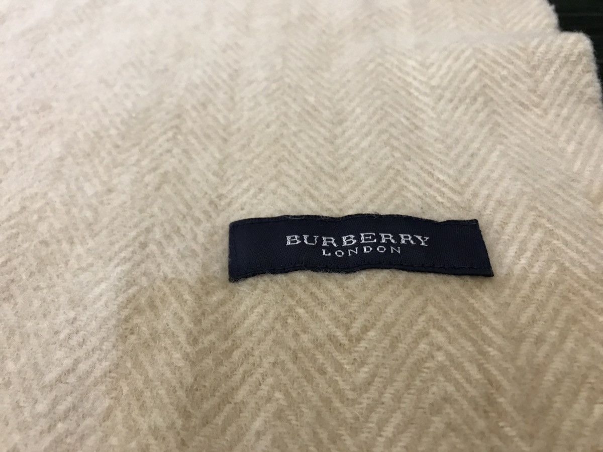 Burberry 💥💥 BURBERRY LONDON WOOL LARGE SCARF MAT Size ONE SIZE - 3 Thumbnail