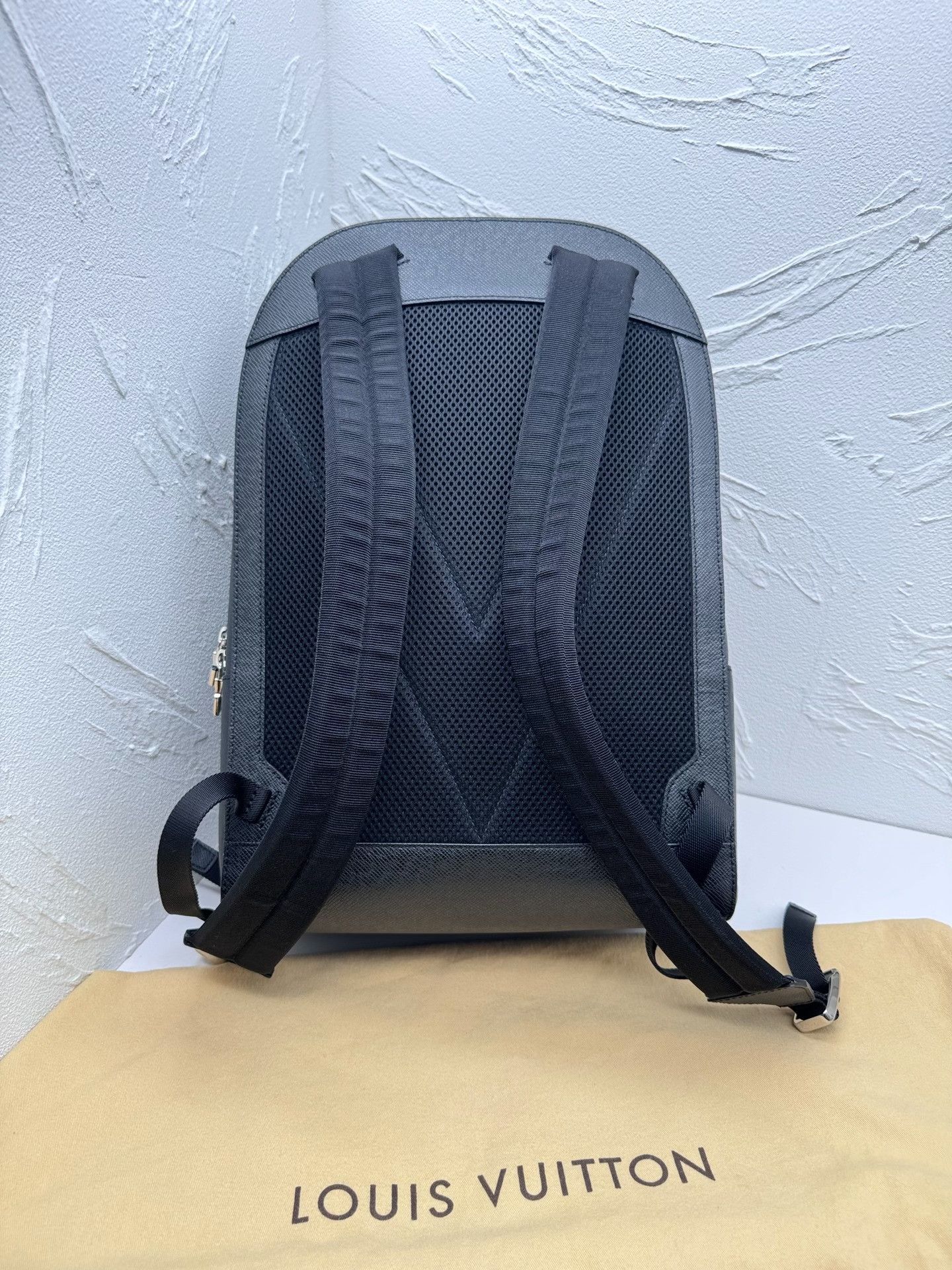 louis vuitton anton backpack Taiga Leather Black 20001911 With a removable strap for over Louis Vuitton Taiga Anton Backpack