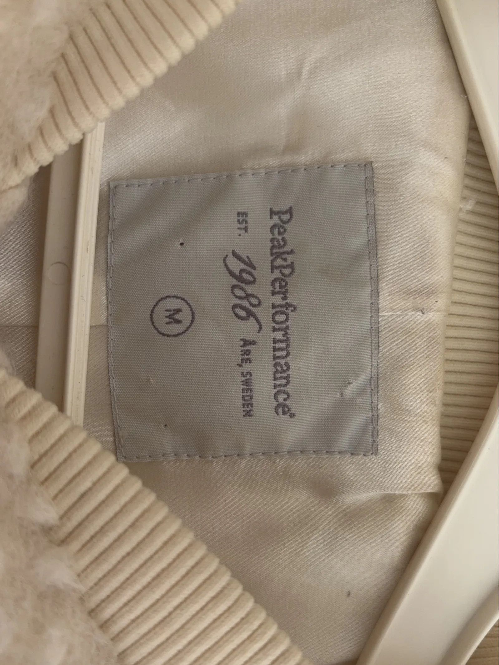 Z-2 EPE – The Mountain Studio Peak Performance Undi Z Jacket