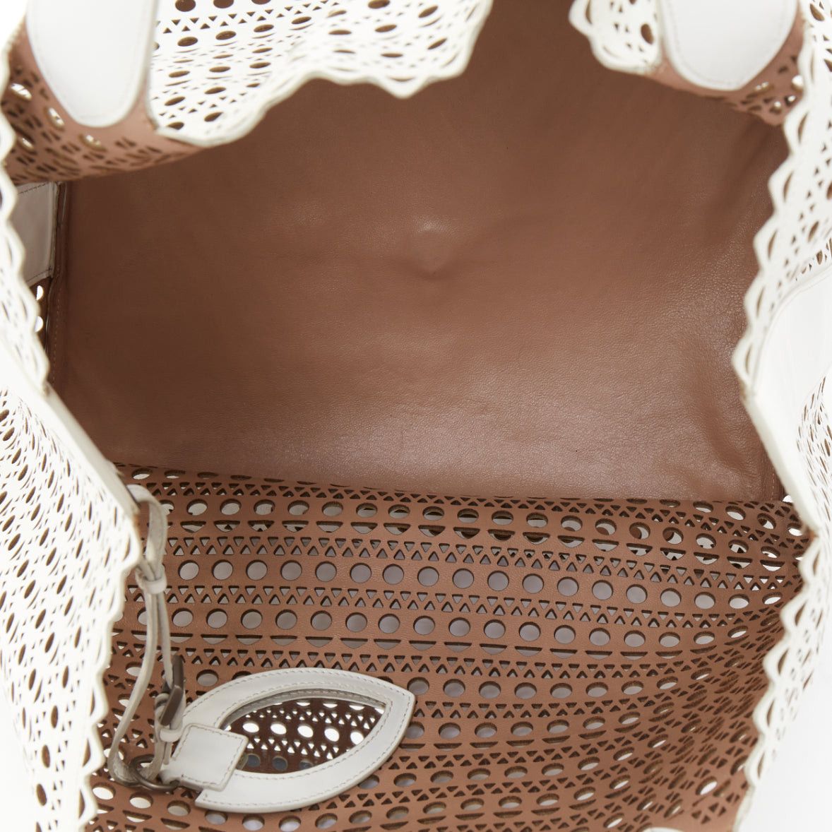 Alaia ALAIA Le Mina Vienne Wave laser cut white calfskin leather travel tote bag Size ONE SIZE - 8 Thumbnail