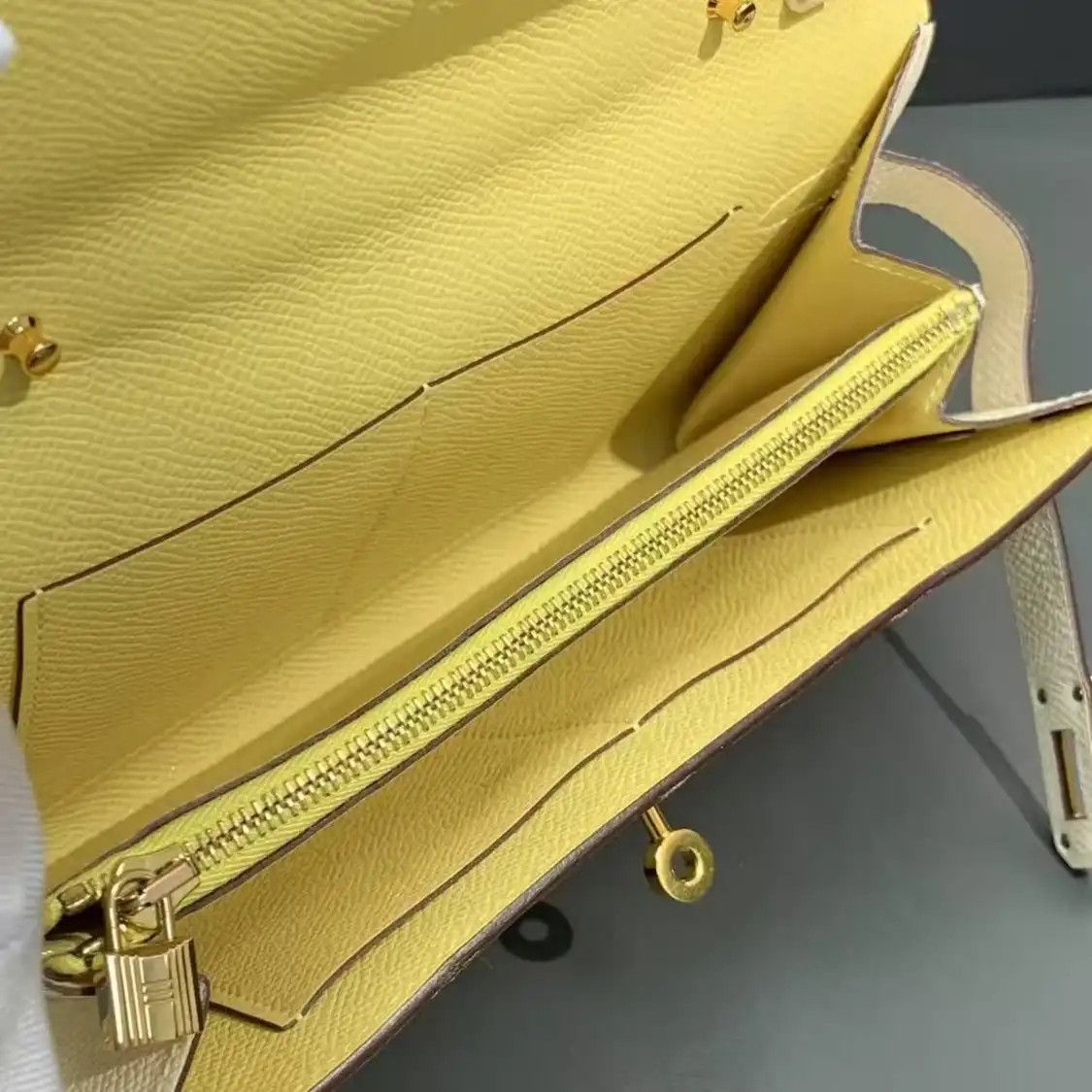 Hermes Hermes Kelly To Go 20 milkshake white Epsom cowhide leather crossbody bag gold h Size ONE SIZE - 8 Thumbnail