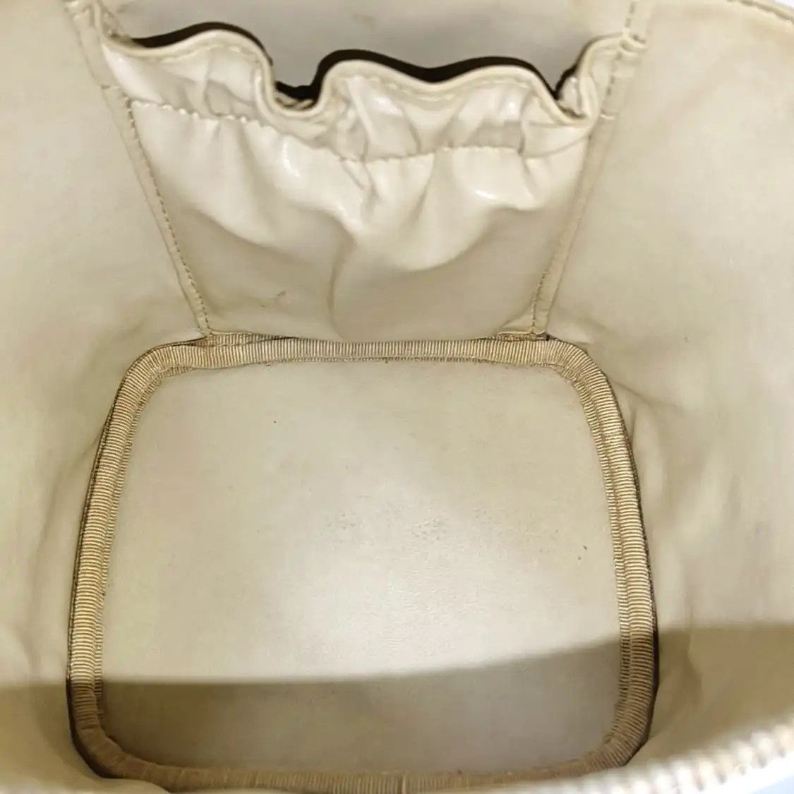 Chanel CHANEL white pebbled cowhide leather vanity case vanity case handbag gold hardwa Size ONE SIZE - 7 Thumbnail
