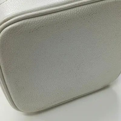 Chanel CHANEL white pebbled cowhide leather vanity case vanity case handbag gold hardwa Size ONE SIZE - 11 Thumbnail