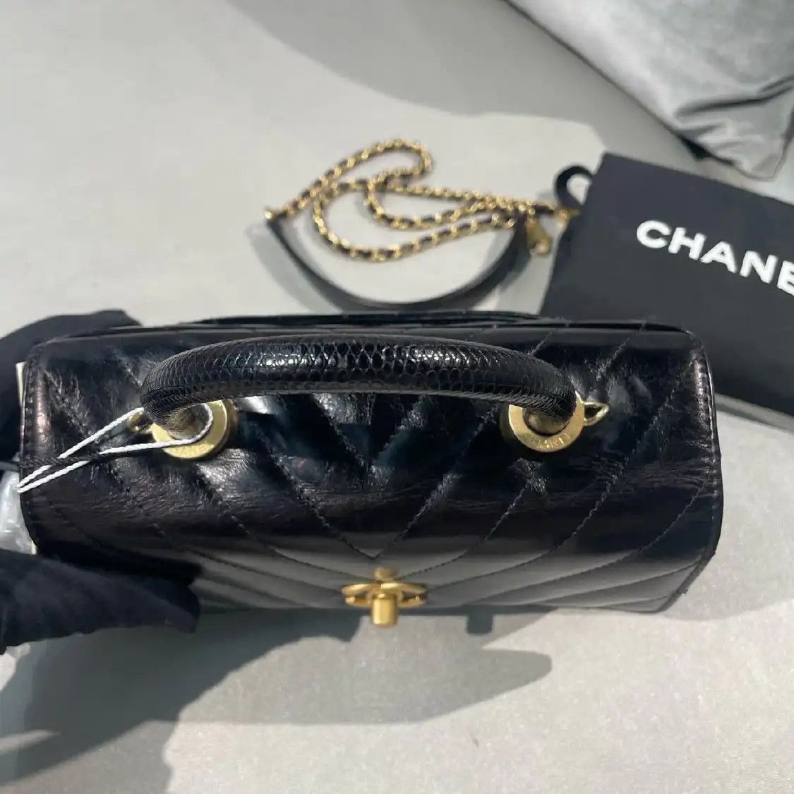 Chanel CHANEL COCO HANDLE Small black cowhide leather quilted Vshoulder bag gold hardwa Size ONE SIZE - 5 Thumbnail