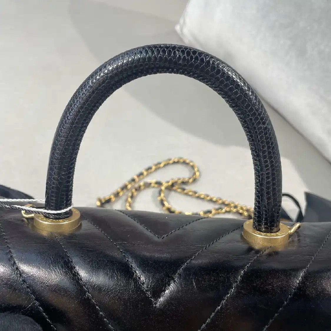 Chanel CHANEL COCO HANDLE Small black cowhide leather quilted Vshoulder bag gold hardwa Size ONE SIZE - 4 Thumbnail