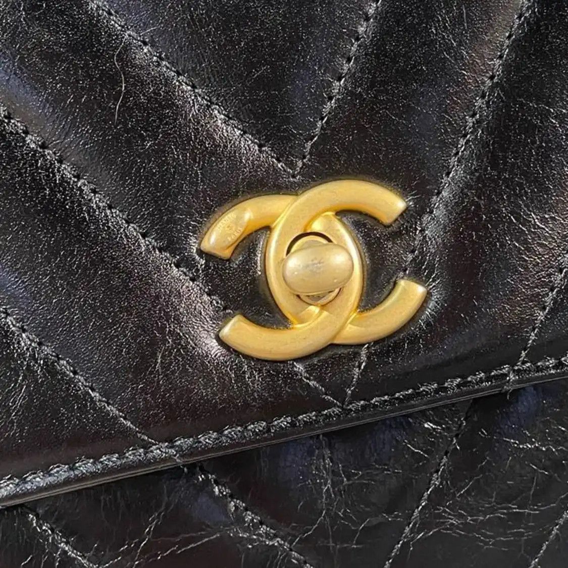 Chanel CHANEL COCO HANDLE Small black cowhide leather quilted Vshoulder bag gold hardwa Size ONE SIZE - 11 Thumbnail
