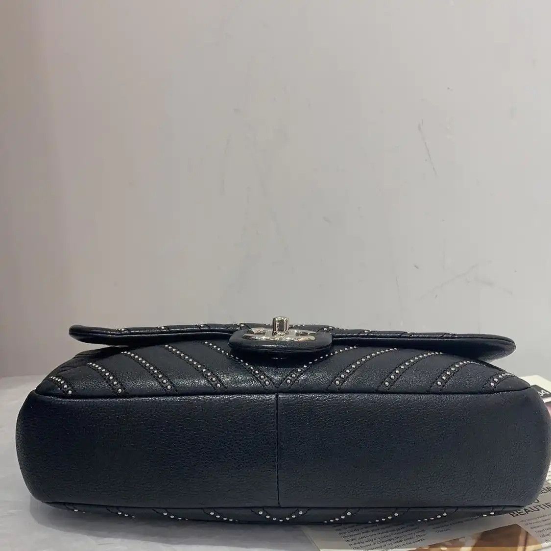 Chanel CHANEL CLASSIC FLAP Medium black cowhide leather Vstud flap bag chain bag crossb Size ONE SIZE - 5 Thumbnail