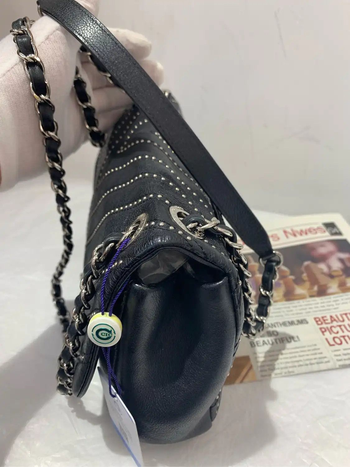 Chanel CHANEL CLASSIC FLAP Medium black cowhide leather Vstud flap bag chain bag crossb Size ONE SIZE - 11 Thumbnail