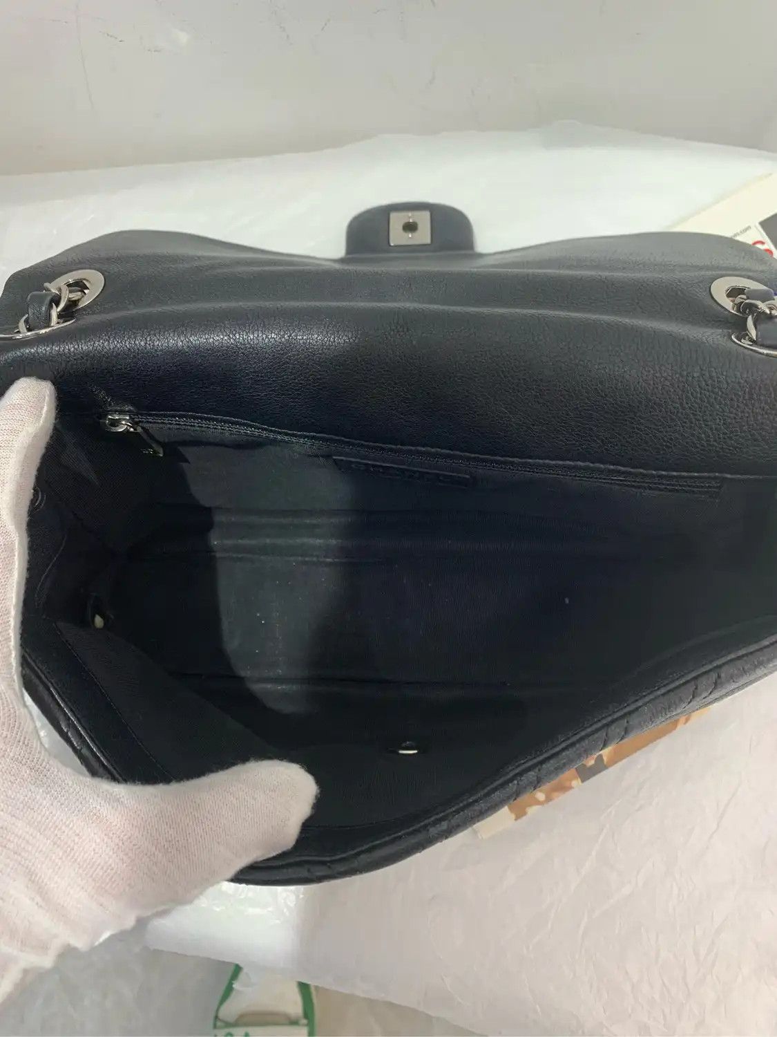 Chanel CHANEL CLASSIC FLAP Medium black cowhide leather Vstud flap bag chain bag crossb Size ONE SIZE - 20 Thumbnail