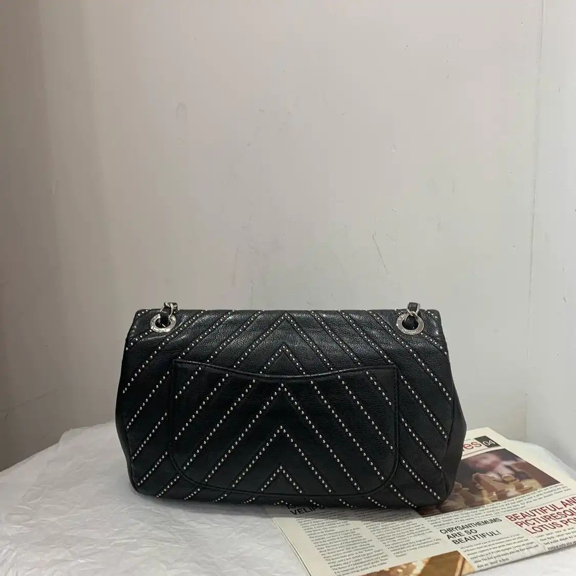 Chanel CHANEL CLASSIC FLAP Medium black cowhide leather Vstud flap bag chain bag crossb Size ONE SIZE - 3 Thumbnail