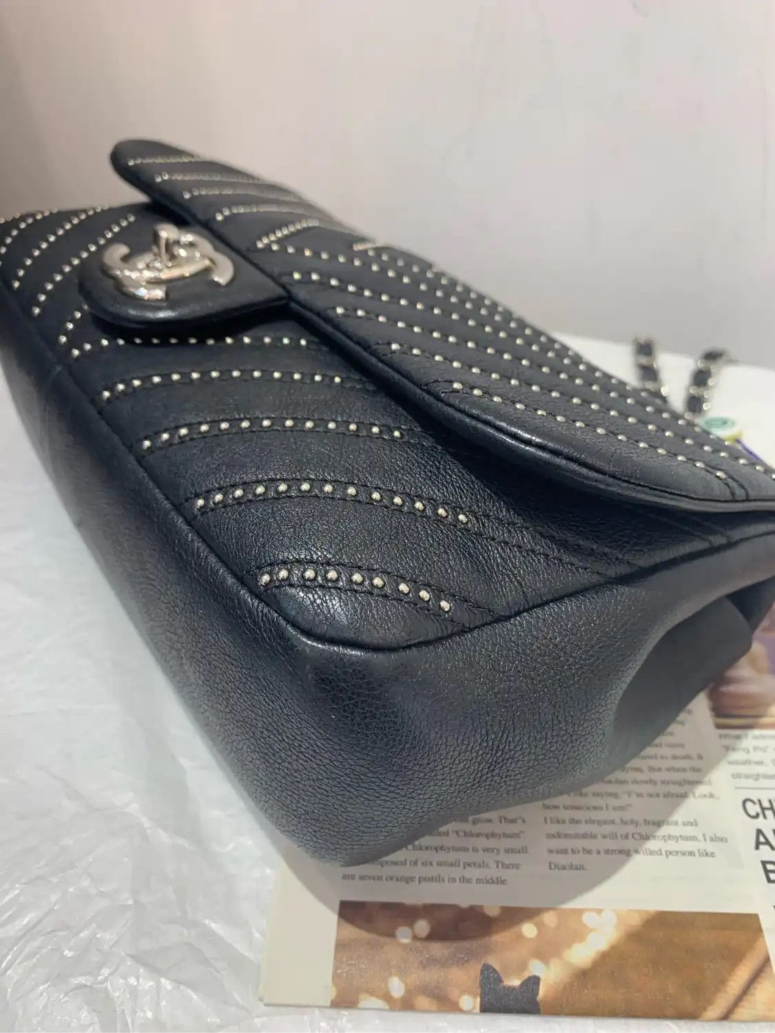 Chanel CHANEL CLASSIC FLAP Medium black cowhide leather Vstud flap bag chain bag crossb Size ONE SIZE - 12 Thumbnail